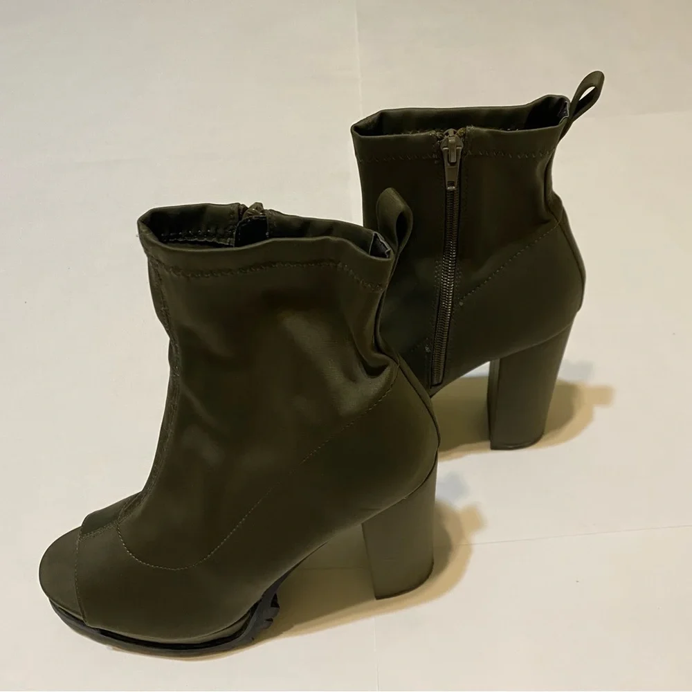 Lillian women’s peep open toe cutout chunky heel bootie. Size 10